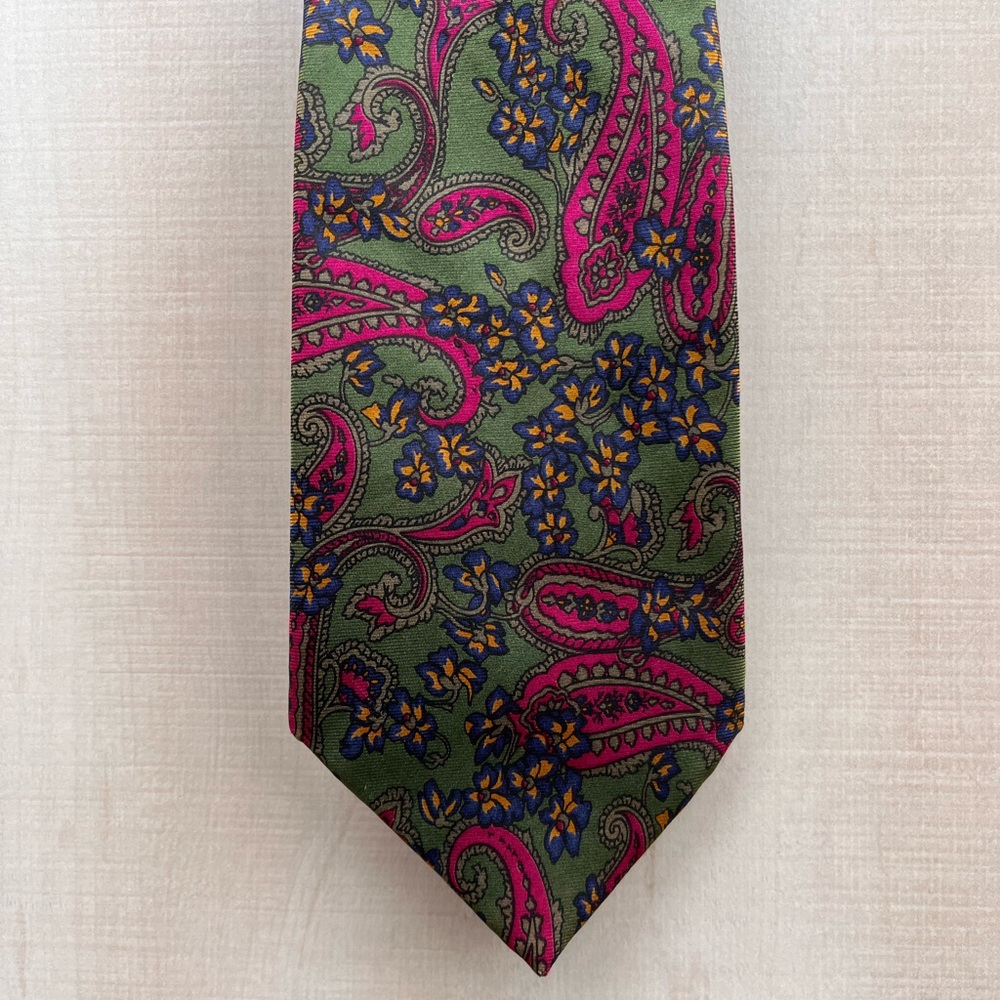 Henry Pensée 58•3.5 in. Blue and red flower design tie.